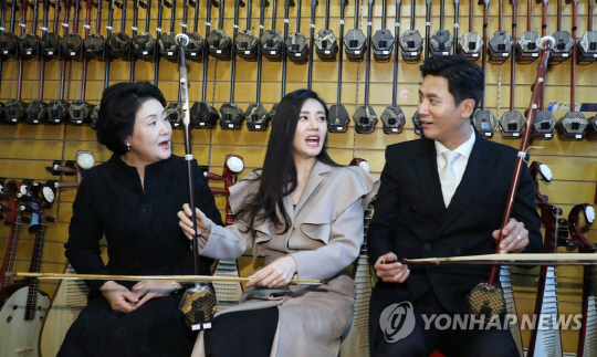 김정숙 여사, 우블리 부부와 中 전통악기 ‘얼후’ 체험