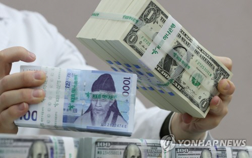 미 연준이 기준금리를 올린 가운데 원/달러 환율이 하락세를 보이고 있다./연합뉴스