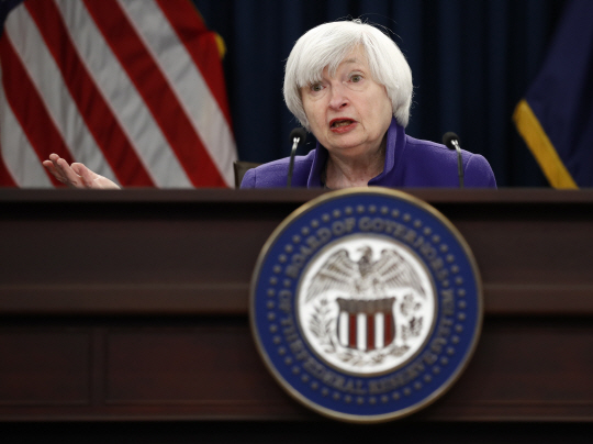 재닛 옐런 미 연방준비제도(Fed) 의장이 13일(현지시간) 연방공개시장위원회(FOMC)가 끝난 뒤 기자회견을 하고 있다. /워싱턴DC=AP연합뉴스