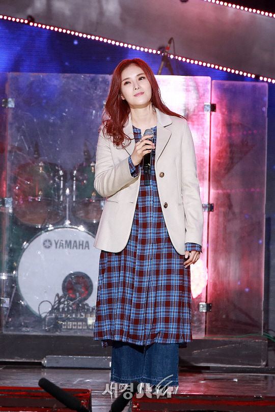 가수 거미가 14일 오후 서울 마포구 상암동 SBS 프리즘타워에서 열린 SBS 러브FM ‘패밀리 콘서트 위드 프렌즈‘ 현장 공개 행사에 참석해 무대를 선보이고 있다.