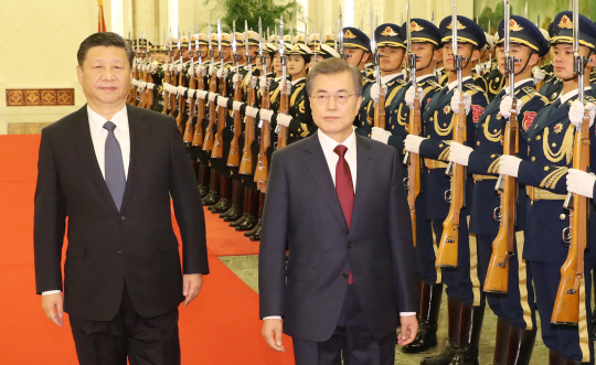문재인 대통령과 시진핑 중국 국가주석이 14일 오후 베이징 인민대회당 북대청에서 열린 공식환영식에서 의장대의 사열을 받고 있다. /베이징=연합뉴스