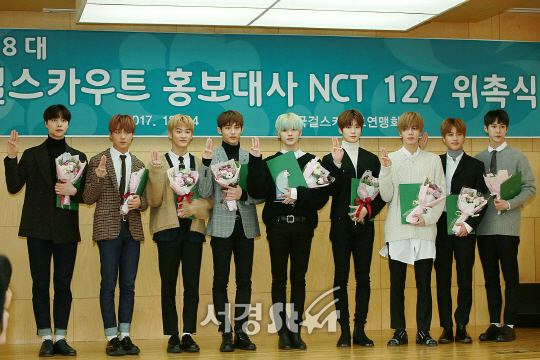 NCT127 멤버들이 14일 오후 서울 종로구 한국걸스카우트연맹회관에서 열린 ‘제 8대 걸스카우트 홍보대사’ 위촉식 행사에 참석해 포토타임을 갖고 있다.