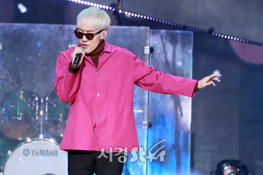 가수 자이언티가 14일 오후 서울 마포구 상암동 SBS 프리즘타워에서 열린 SBS 러브FM ‘패밀리 콘서트 위드 프렌즈‘ 현장 공개 행사에 참석해 무대를 선보이고 있다.