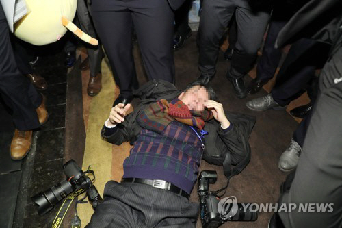 중국 측 경호 관계자 폭행으로 쓰러진 한국 사진기자/연합뉴스