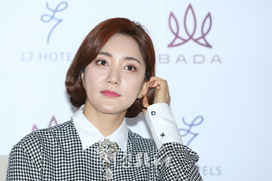 가수 바다가 14일 오후 서울 중구 L7 호텔 명동에서 열린 20주년 연말 단독 콘서트 ‘스무 걸음’ 기자간담회에 참석하고 있다.