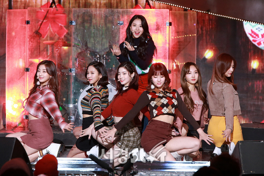 트와이스 멤버들이 14일 오후 서울 마포구 상암동 SBS 프리즘타워에서 열린 SBS 러브FM ‘패밀리 콘서트 위드 프렌즈‘ 현장 공개 행사에 참석해 무대를 선보이고 있다.