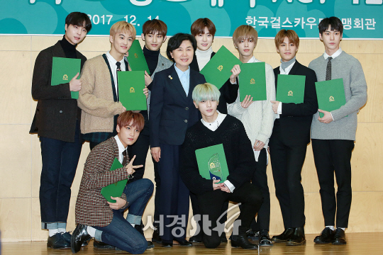NCT127 멤버들이 14일 오후 서울 종로구 한국걸스카우트연맹회관에서 열린 ‘제 8대 걸스카우트 홍보대사’ 위촉식 행사에 참석했다.