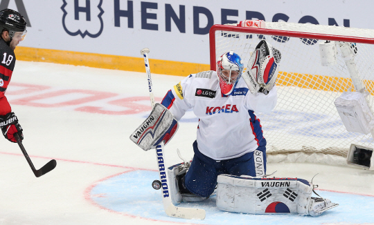 한국 남자 아이스하키 대표팀의 골리 맷 달튼이 14일 채널원컵 캐나다전에서 슈팅을 막아내고 있다. /사진제공=대한아이스하키협회