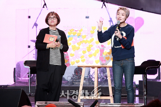 송은이와 안영미가 14일 오후 서울 마포구 상암동 SBS 프리즘타워에서 열린 SBS 러브FM ‘패밀리 콘서트 위드 프렌즈‘ 현장 공개 행사에 참석했다.