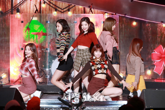 트와이스 멤버들이 14일 오후 서울 마포구 상암동 SBS 프리즘타워에서 열린 SBS 러브FM ‘패밀리 콘서트 위드 프렌즈‘ 현장 공개 행사에 참석해 무대를 선보이고 있다.