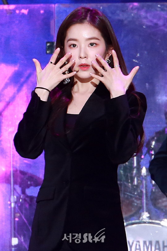 레드벨벳 멤버 아이린이 14일 오후 서울 마포구 상암동 SBS 프리즘타워에서 열린 SBS 러브FM ‘패밀리 콘서트 위드 프렌즈‘ 현장 공개 행사에 참석해 무대를 선보이고 있다.