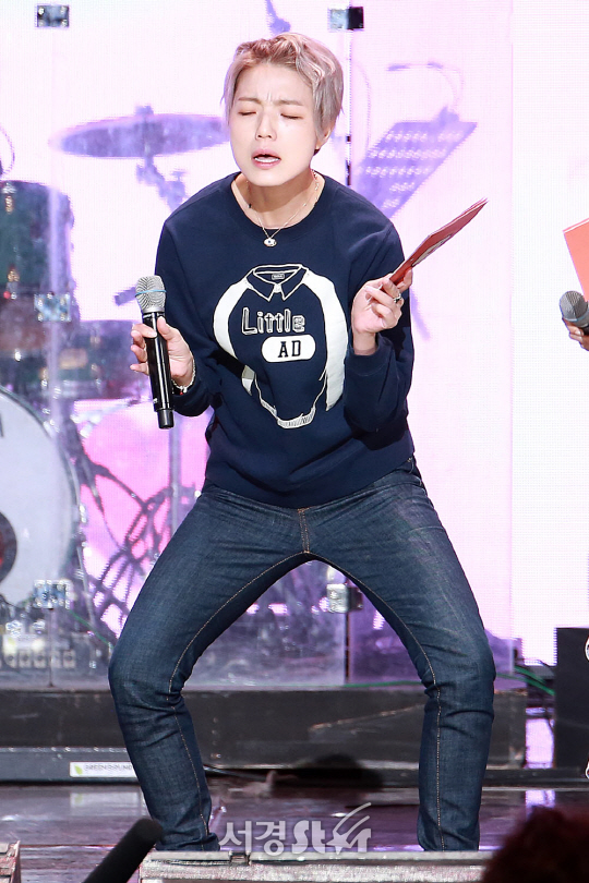 개그우먼 안영미가 14일 오후 서울 마포구 상암동 SBS 프리즘타워에서 열린 SBS 러브FM ‘패밀리 콘서트 위드 프렌즈‘ 현장 공개 행사에 참석했다.