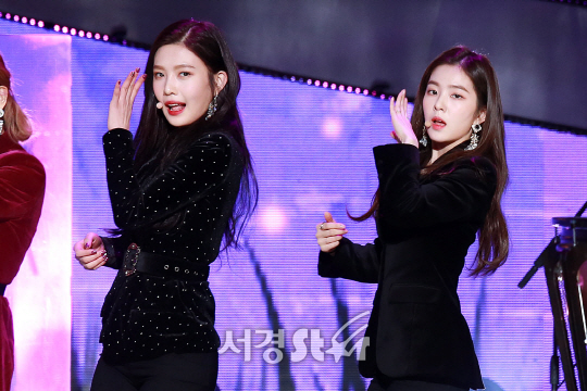 레드벨벳 멤버 조이와 아이린이 14일 오후 서울 마포구 상암동 SBS 프리즘타워에서 열린 SBS 러브FM ‘패밀리 콘서트 위드 프렌즈‘ 현장 공개 행사에 참석해 무대를 선보이고 있다.