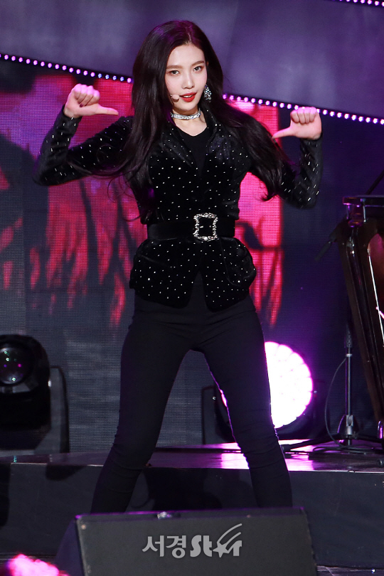 레드벨벳 멤버 슬기가 14일 오후 서울 마포구 상암동 SBS 프리즘타워에서 열린 SBS 러브FM ‘패밀리 콘서트 위드 프렌즈‘ 현장 공개 행사에 참석해 무대를 선보이고 있다.
