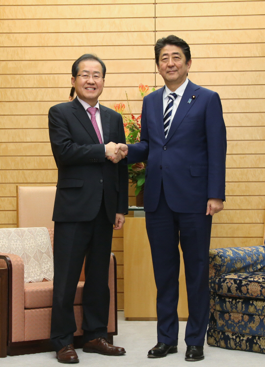 일본을 방문 중인 홍준표 자유한국당 대표가 14일 오후 일본 도쿄 총리 관저에서 아베 신조(安倍晋三) 일본 총리와 만나 악수하고 있다./연합뉴스