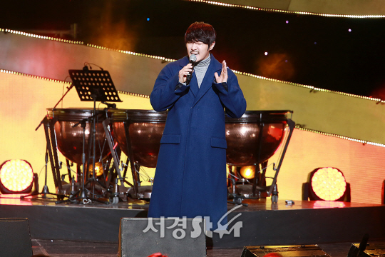 가수 KCM이 14일 오후 서울 마포구 상암동 SBS 프리즘타워에서 열린 SBS 러브FM ‘패밀리 콘서트 위드 프렌즈‘ 현장 공개 행사에 참석해 무대를 선보이고 있다.
