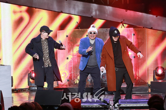 리듬파워와 김흥국이 14일 오후 서울 마포구 상암동 SBS 프리즘타워에서 열린 SBS 러브FM ‘패밀리 콘서트 위드 프렌즈‘ 현장 공개 행사에 참석해 무대를 선보이고 있다.