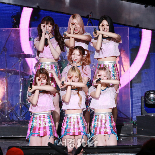 걸그룹 해시태그 멤버들이 14일 오후 서울 마포구 상암동 SBS 프리즘타워에서 열린 SBS 러브FM ‘패밀리 콘서트 위드 프렌즈‘ 현장 공개 행사에 참석해 무대를 선보이고 있다.