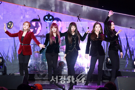 레드벨벳 멤버들이 14일 오후 서울 마포구 상암동 SBS 프리즘타워에서 열린 SBS 러브FM ‘패밀리 콘서트 위드 프렌즈‘ 현장 공개 행사에 참석해 무대를 선보이고 있다.
