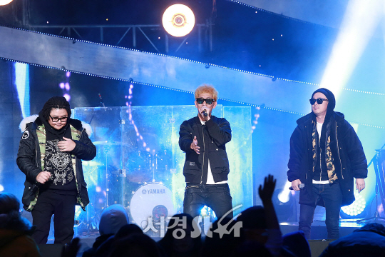 DJ.DOC 멤버들이 14일 오후 서울 마포구 상암동 SBS 프리즘타워에서 열린 SBS 러브FM ‘패밀리 콘서트 위드 프렌즈‘ 현장 공개 행사에 참석해 무대를 선보이고 있다.
