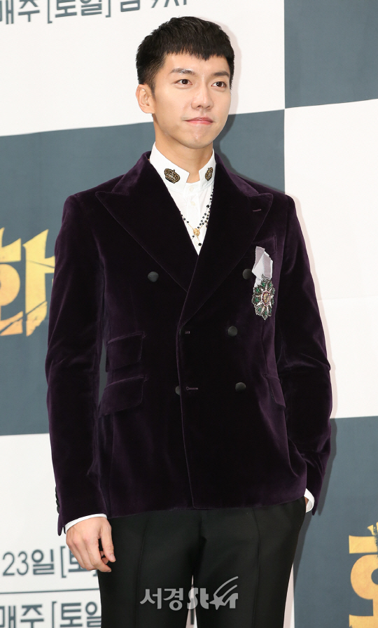 배우 이승기가 15일 오후 서울 강남구 임피리얼 팰리스 서울 호텔에서 열린 tvN 새 주말드라마 ‘화유기’ 제작발표회에 참석해 포토타임을 갖고 있다.