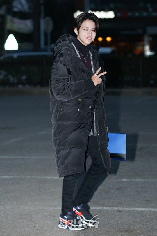 가수 사무엘이 15일 오전 서울 영등포구 여의도동 KBS신관 공개홀에서 진행된 KBS2 ‘뮤직뱅크’ 리허설에서 참석하기 위해 출근하고 있다.