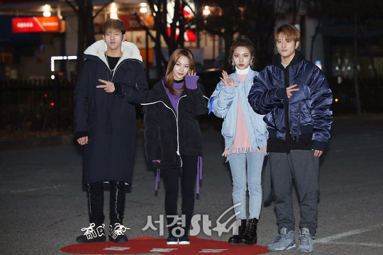 그룹 카드가 15일 오전 서울 영등포구 여의도동 KBS신관 공개홀에서 진행된 KBS2 ‘뮤직뱅크’ 리허설에서 참석하기 위해 출근하고 있다.