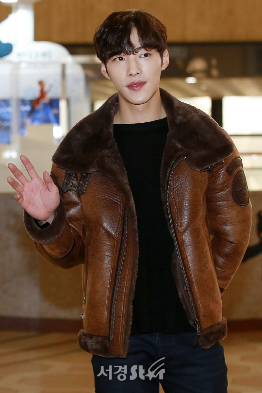 배우 우도환이 15일 오전 서울 강서구 방화동 김포국제공항을 통해 해외 일정 차 출국하고 있다.