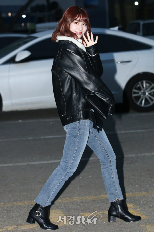 트와이스 모모가 15일 오전 서울 영등포구 여의도동 KBS신관 공개홀에서 진행된 KBS2 ‘뮤직뱅크’ 리허설에서 참석하기 위해 출근하고 있다.