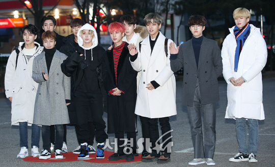 그룹 펜타곤이 15일 오전 서울 영등포구 여의도동 KBS신관 공개홀에서 진행된 KBS2 ‘뮤직뱅크’ 리허설에서 참석하기 위해 출근하고 있다.