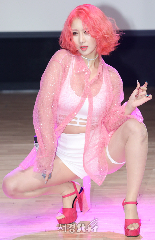 레이샤 솜이 15일 오후 서울 강남구 일지아트홀에서 열린 데뷔 싱글 앨범 ‘핑크 라벨(PINK LABEL)’ 발매 기념 쇼케이스에 참석해 무대를 선보이고 있다.