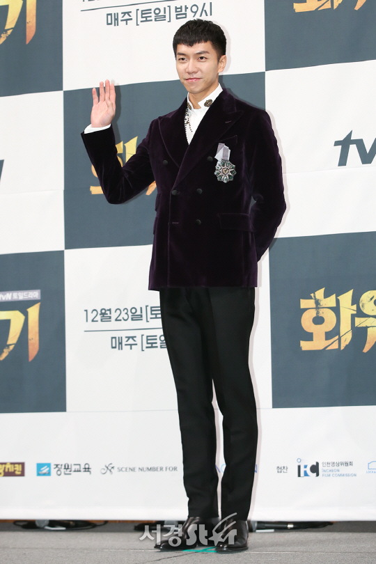 배우 이승기가 15일 오후 서울 강남구 임피리얼 팰리스 서울 호텔에서 열린 tvN 새 주말드라마 ‘화유기’ 제작발표회에 참석해 포토타임을 갖고 있다.