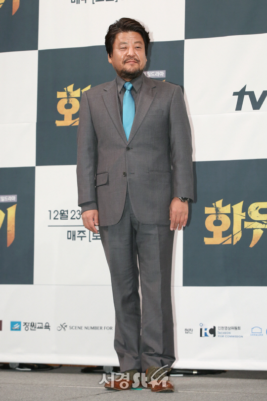 배우 성지루가 15일 오후 서울 강남구 임피리얼 팰리스 서울 호텔에서 열린 tvN 새 주말드라마 ‘화유기’ 제작발표회에 참석해 포토타임을 갖고 있다.