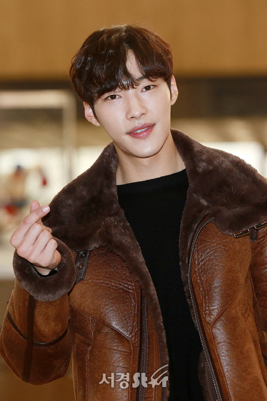 배우 우도환이 15일 오전 서울 강서구 방화동 김포국제공항을 통해 해외 일정 차 출국하고 있다.