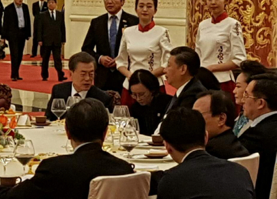 문재인 대통령과 시진핑 중국 국가주석이 지난 14일 오후 베이징 인민대회당 북대청에서 열린 국빈만찬에서 얘기를 나누고 있다. /사진=청와대 제공