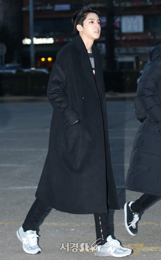 펜타곤 우석이 15일 오전 서울 영등포구 여의도동 KBS신관 공개홀에서 진행된 KBS2 ‘뮤직뱅크’ 리허설에서 참석하기 위해 출근하고 있다.