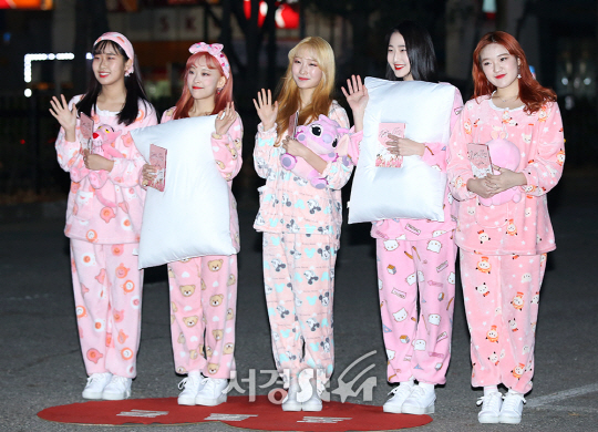 그룹 홀릭스가 15일 오전 서울 영등포구 여의도동 KBS신관 공개홀에서 진행된 KBS2 ‘뮤직뱅크’ 리허설에서 참석하기 위해 출근하고 있다.