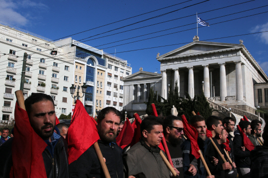 그리스 아테네에서 14일(현지시간) 총파업에 참여한 시민들이 붉은 깃발을 들고 거리를 메우고 있다. /신화연합뉴스