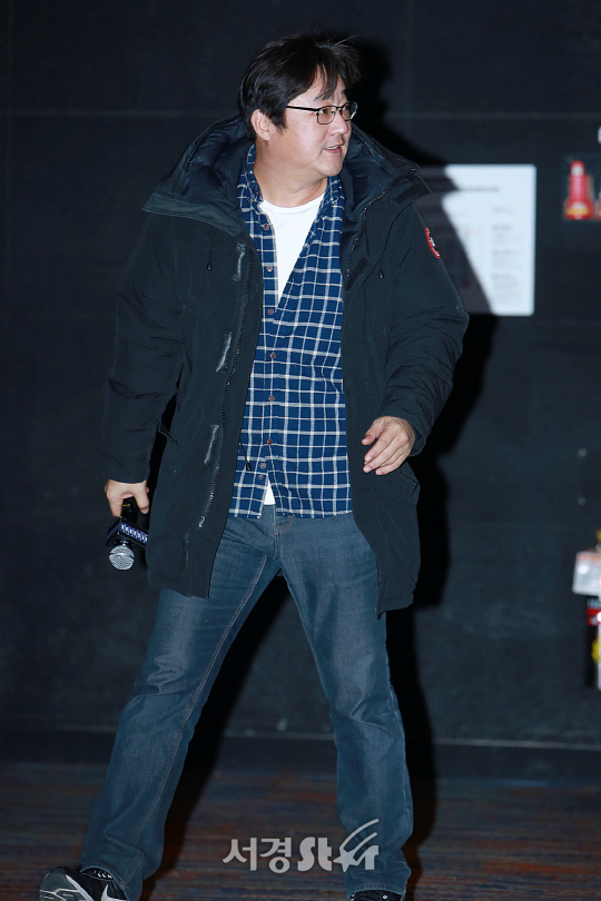 배우 곽도원이 16일 오후 서울 강남구 메가박스 코엑스에서 열린 영화 ‘강철비’ 무대인사에 입장하고 있다.