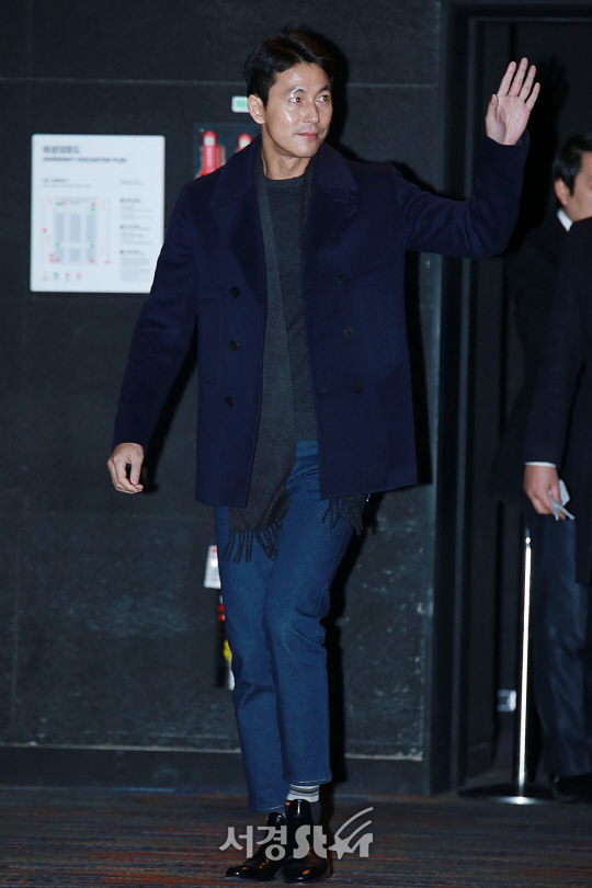 배우 정우성이 16일 오후 서울 강남구 메가박스 코엑스에서 열린 영화 ‘강철비’ 무대인사에 입장하고 있다.