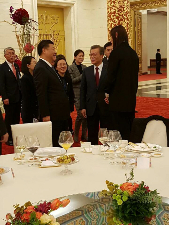 14일 중국 베이징 인민대회당에서 열린 한중 정상회담에서 문재인 대통령과 시진핑 주석이 이야기를 나누고 있다. /사진제공=청와대