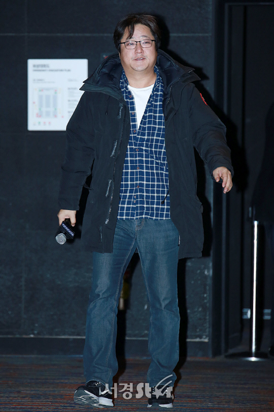 배우 곽도원이 16일 오후 서울 강남구 메가박스 코엑스에서 열린 영화 ‘강철비’ 무대인사에 입장하고 있다.