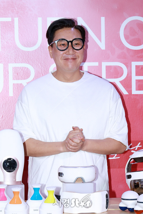 방송인 이상민이 16일 오후 서울 강남구 코엑스몰 전시관에서 열린 한 라이프스타일 케어 브랜드 팬사인회에 참석했다.