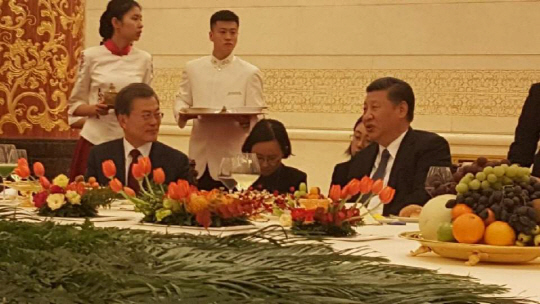 문재인 대통령과 시진핑 중국 국가주석이 14일 중국 인민대회당에서 열린 국빈만찬행사에서 이야기를 나누고 있다. /사진제공=청와대