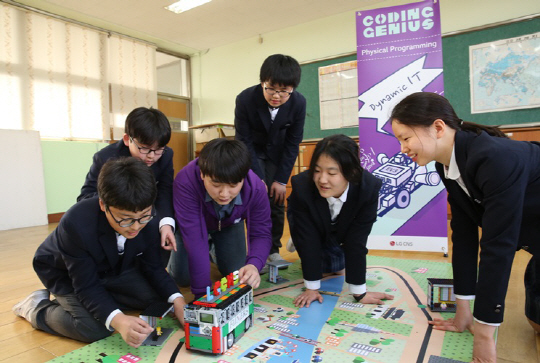 LG CNS 임직원들이 서울 서대문구 서연중학교 학생들을 대상으로 ‘코딩 지니어스’프로그램의 일환으로 레고 EV3 로봇  실습을 진행하고 있다./사진제공=LG CNS