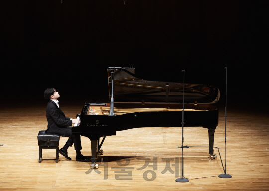 피아니스트 선우예권이 지난 15일 오후 서울 서초구 예술의전당 콘서트홀에서 열린 독주회에서 슈베르트의 피아노 소나타 19번을 연주하고 있다. /사진제공=MOC프로덕션