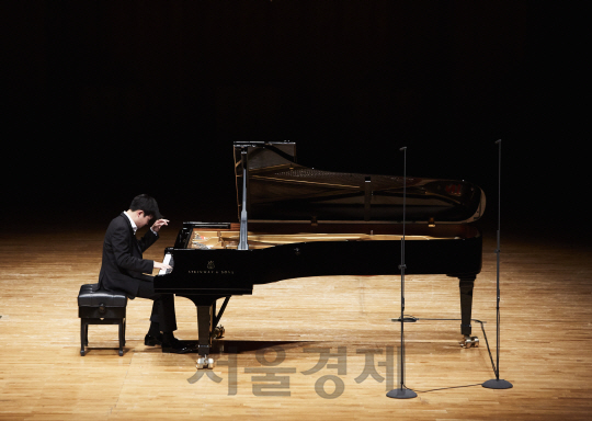 피아니스트 선우예권이 지난 15일 오후 서울 서초구 예술의전당 콘서트홀에서 열린 독주회에서 슈베르트의 피아노 소나타 19번을 연주하고 있다. /사진제공=MOC프로덕션