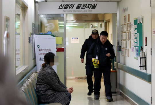 17일 오전 서울 이대목동병원 내 신생아중환자실에서 경찰들이 나오고 있다. 전날 오후 9시부터 11시까지 2시간 동안 이 병원 인큐베이터에 있던 신생아 4명이 잇따라 숨진 사건이 발생해 경찰이 수사에 나섰다.