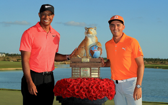 NASSAU, BAHAMAS - DECEMBER 03: Rickie Fowler of the United States poses with tournament host Tiger Woods after winning the Hero World Challenge at Albany, Bahamas on December 3, 2017 in Nassau, Bahamas.   Mike Ehrmann/Getty Images/AFP  == FOR NEWSPAPERS, INTERNET, TELCOS & TELEVISION USE ONLY ==      <저작권자(c) 연합뉴스, 무단 전재-재배포 금지>