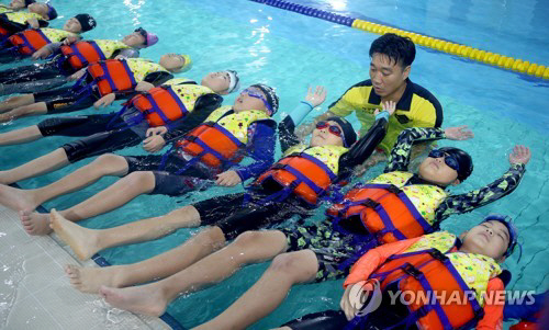 생존수영 배우는 초등학생들. /연합뉴스